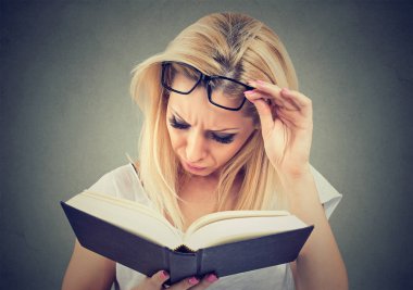 Göz yorgunluğu bir kitabı okuduktan sonra acı gözlüklü genç kadın