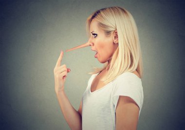 Şaşırmış yalancı kadın uzun burunlu. Kavramı yatıyor. İnsani duygular, duygular.