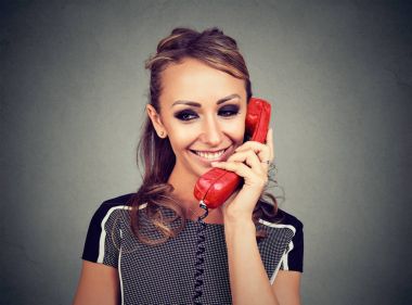 Mutlu genç kadın bir telefon gülüyor söz  