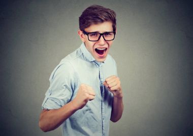 adam birine yumruk ile vurdun tehdit öfke 