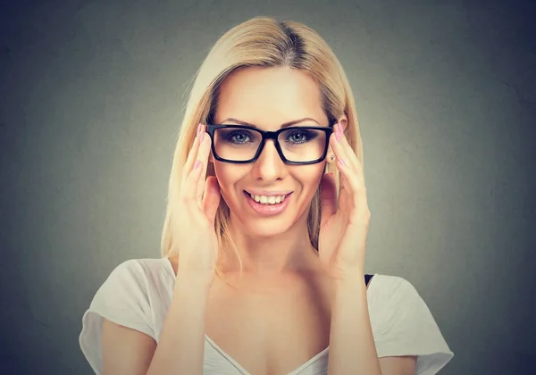 Retrato de cerca de una hermosa mujer en gafas — Foto de Stock