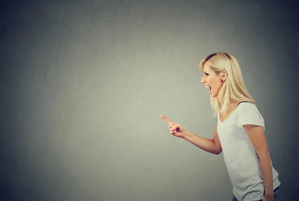 Perfil lateral mulher irritada gritando — Fotografia de Stock