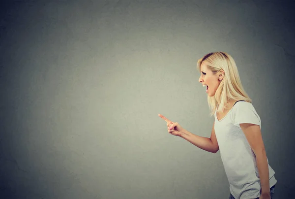 Perfil lateral mujer enojada gritando — Foto de Stock