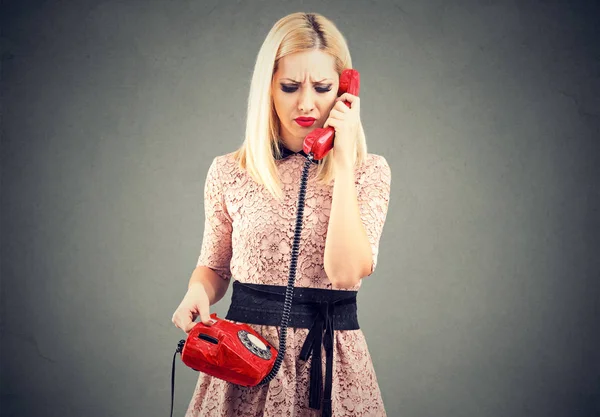 Triste hermosa mujer teniendo desagradable conversación telefónica — Foto de Stock