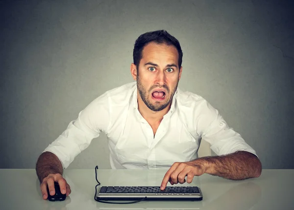 Запутавшийся расстроенный человек работает за компьютером — стоковое фото