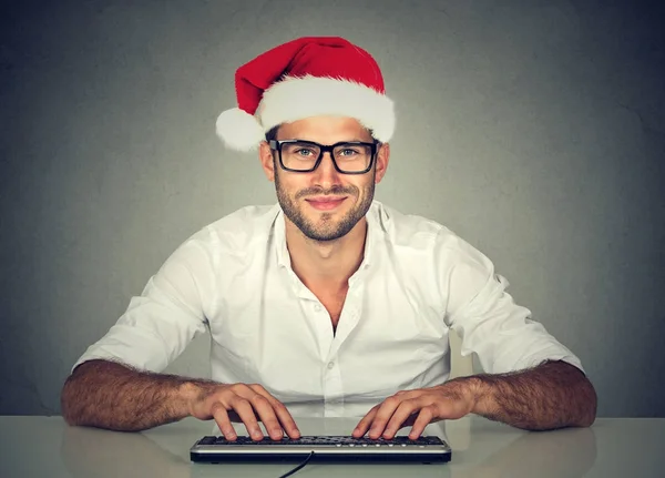 Człowiek za pomocą komputera zakupy online Szukasz prezent na Boże Narodzenie. — Zdjęcie stockowe