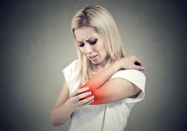Mujer triste con inflamación articular. Codo de mujer. Dolor y lesión en el brazo . — Foto de Stock