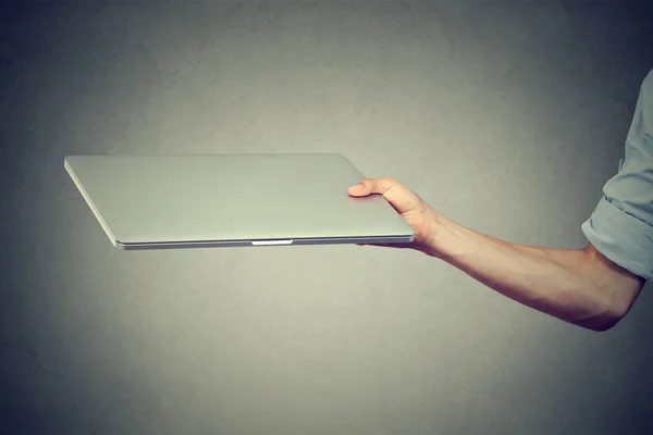 Рука людини тримає ноутбук — стокове фото