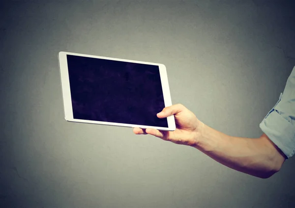 Man handen håller tablet PC — Stockfoto