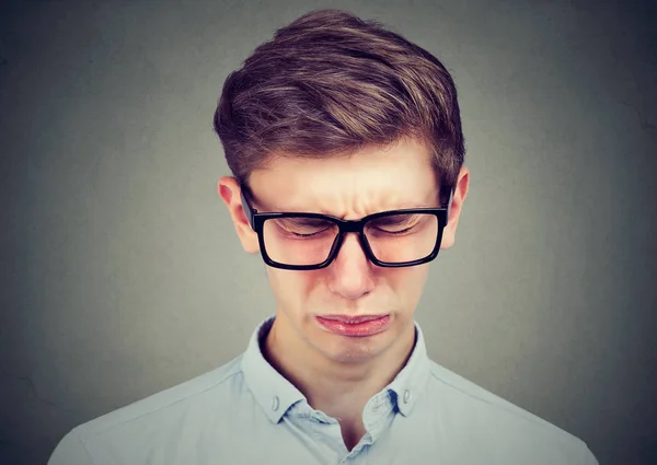 Nahaufnahme eines weinenden Teenagers — Stockfoto