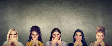 Ağızlarına kapsayan kadınların grup şiddet ve aile içi şiddet hakkında konuşmaya korkuyor