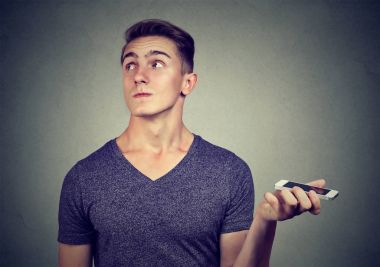 Cep telefonu ile rahatsız adam sinirli