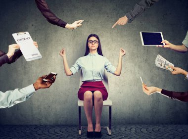 İş kadın meşgul Kurumsal hayatın stres rahatlatmak için meditasyon 