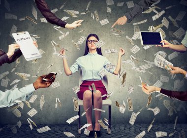 İş kadını para yağmur altında meşgul Kurumsal hayatın stres rahatlatmak için meditasyon  