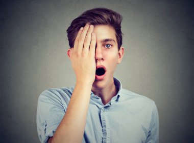 Kameraya bakarak el tek gözlü şaşırmış adam kapsadığı