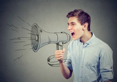 Duyuru yapmak bir megafon çığlık atan adam  