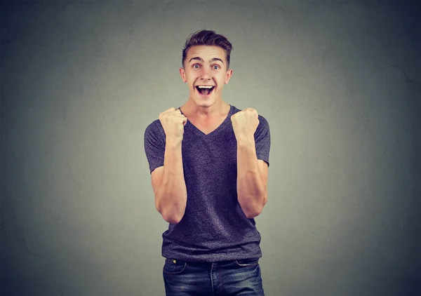 Homem estudante de sucesso feliz ganhar, punhos bombeados comemorando o sucesso — Fotografia de Stock