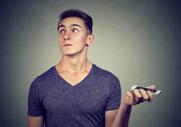 Frustré homme ennuyé avec téléphone mobile — Photo