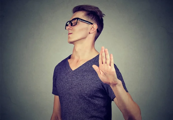 Enojado hombre enojado con mala actitud dando charla al gesto de la mano — Foto de Stock