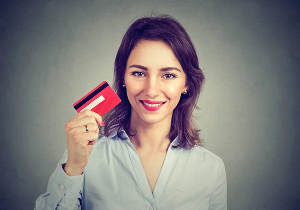 Щаслива молода жінка тримає кредитну картку — стокове фото