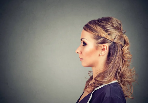 Retrato de perfil lateral de una hermosa joven seria — Foto de Stock