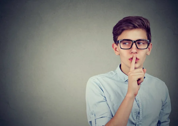 Geheime man. Man zeggen hush worden rustig met de vinger op de lippen gebaar op zoek naar de kant — Stockfoto