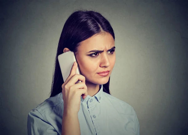 Closeup πορτραίτο, λυπημένος, δυστυχισμένη γυναίκα μιλάμε στο τηλέφωνο — Φωτογραφία Αρχείου