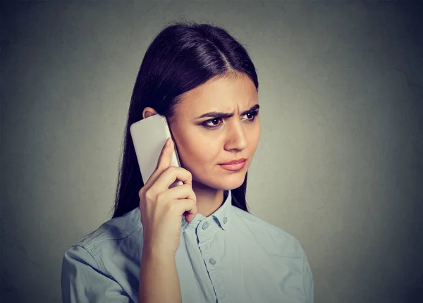 Nahaufnahme Porträt, traurige, unglückliche Frau telefoniert — Stockfoto