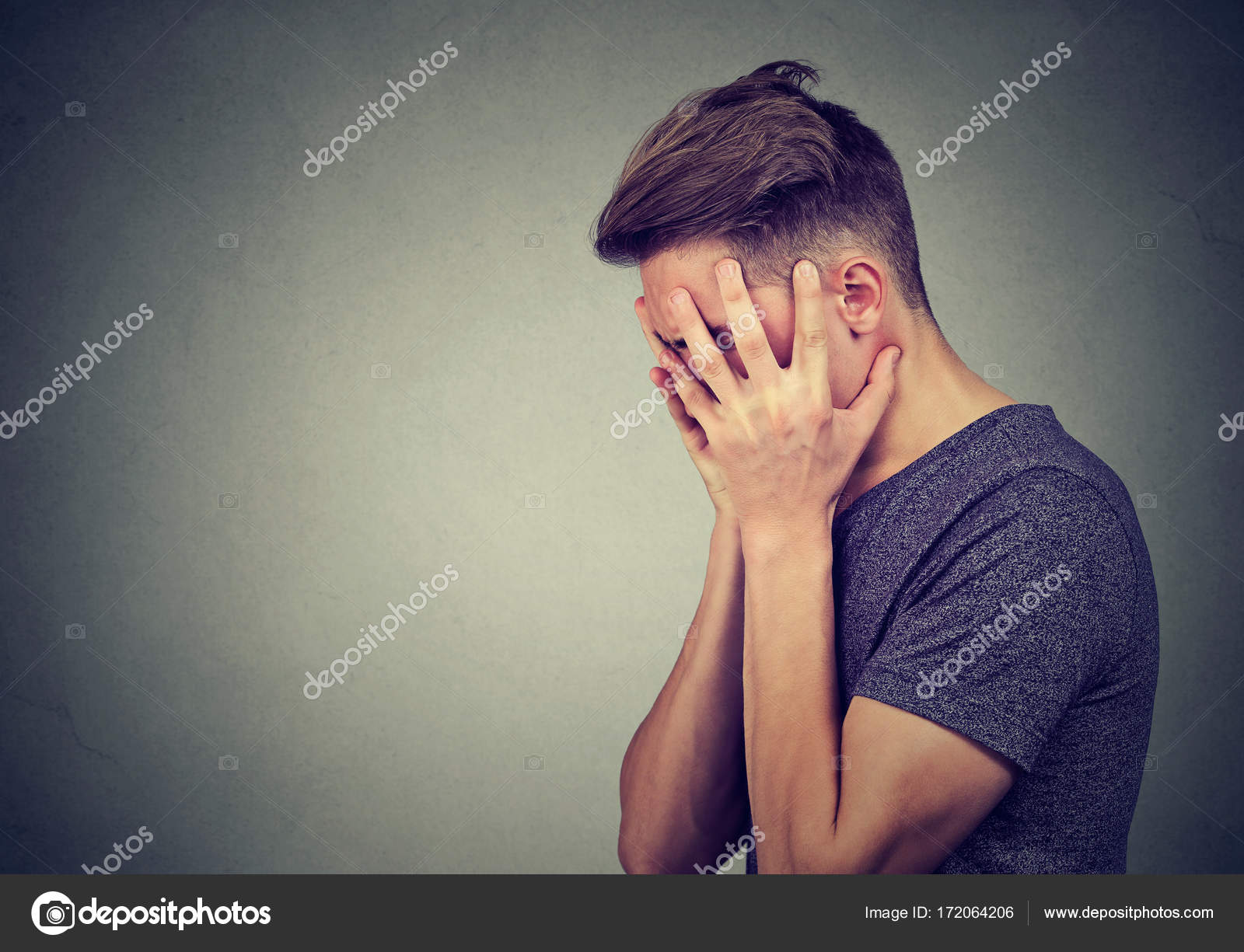 Perfil Lateral Estressado Triste Jovem Chorando Sentado Fora Segurando A  Cabeça Com As Mãos Olhando Para Baixo. Sentimentos De Emoção Humana Fotos,  retratos, imágenes y fotografía de archivo libres de derecho. Image