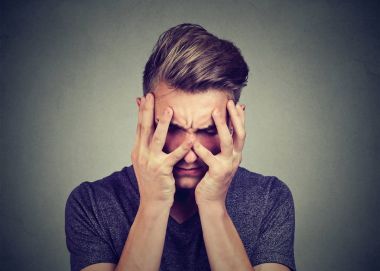 Üzgün genç adam aşağı bakıyor. Depresyon ve anksiyete bozukluğu kavramı