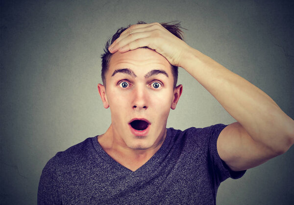 Портрет человека с шокированным выражением лица
