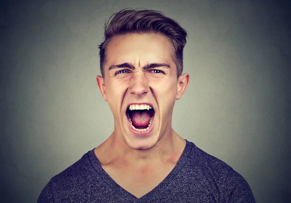 Retrato de un hombre enojado gritando —  Fotos de Stock