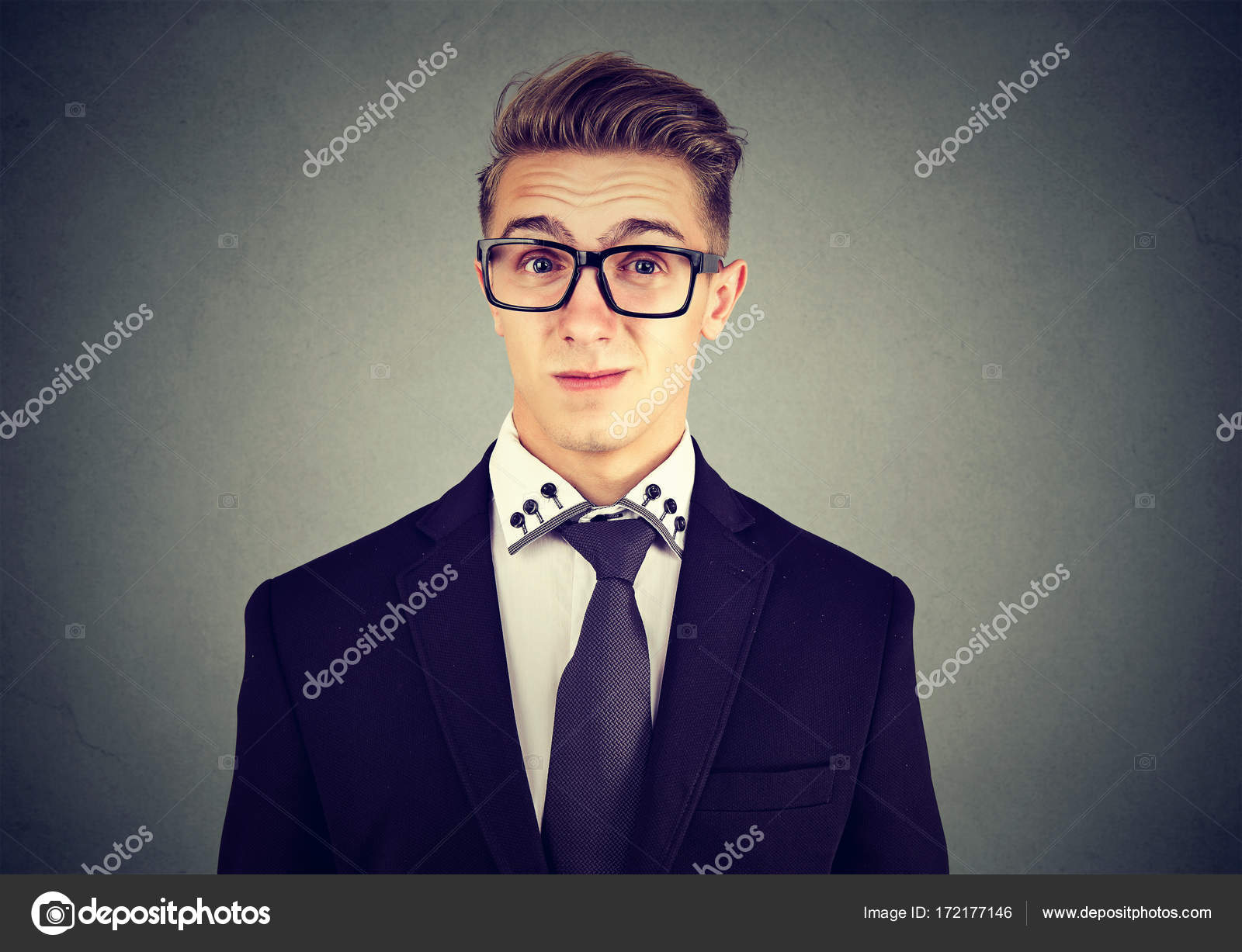 Hombre Joven Con Expresión De La Cara De Snob Fotos De