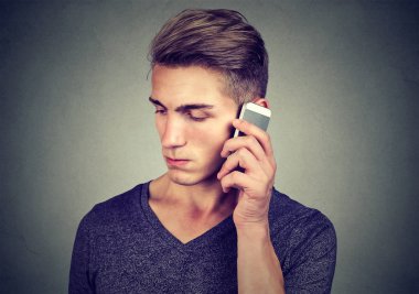 Baş ağrısı ile cep telefonu adam. Evet mutsuz mutsuz adam