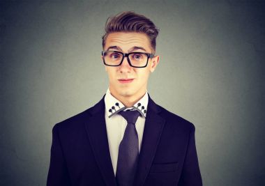 Snob yüz ifadesi ile genç adam