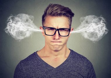 Kızgın adam, yaklaşık sinir krizi için kulaklarından Buhar üfleme, 