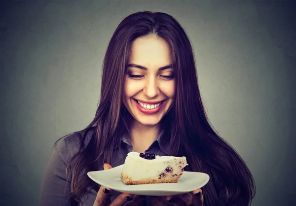 Szép, mosolygós nő egy sütemény — Stock Fotó