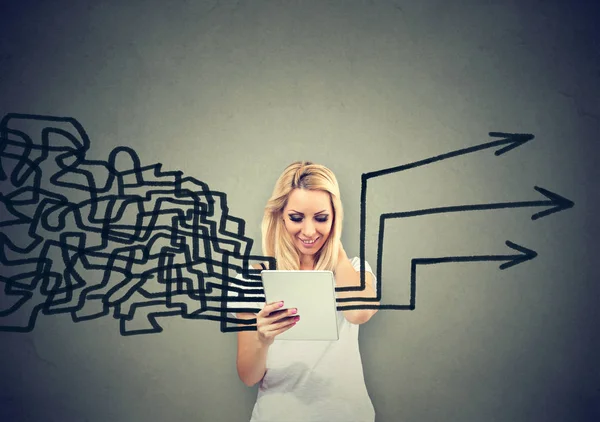 Mujer usando tableta ordenador conseguir sus pensamientos juntos la planificación —  Fotos de Stock