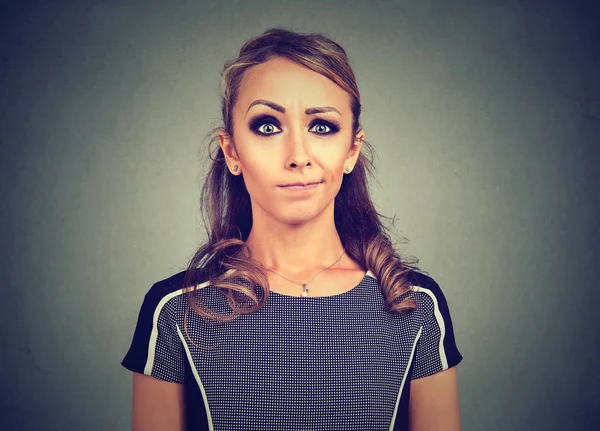 Ung kvinna med förvirrad tveksamt och obeslutsamma ansikte uttryck — Stockfoto