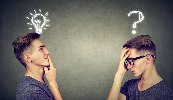 Dos hombres pensando que uno tiene una pregunta otra solución con bombilla por encima de la cabeza — Foto de Stock