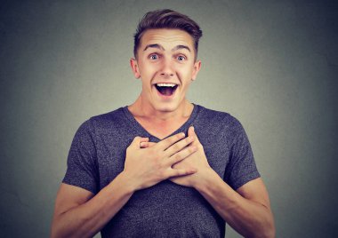 Kameraya bakarak şaşırmış mutlu adam 