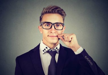 Gizli, genç bir adam çenesini sıkıştırma tutun. Sessiz kavramı