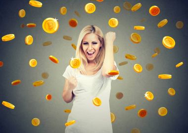 Bitcoin yağmur altında finansal başarı kutluyor mutlu bir genç kadın portresi 