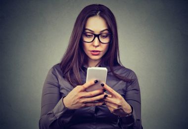 Cep telefonu kullaranarak ciddi genç kadın 