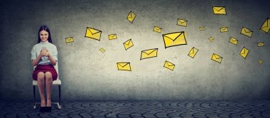 Kadın cep telefonu üzerinde birden çok e-postalar ve iletileri gönderme 