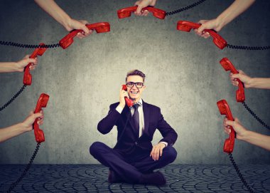 İş iletişim müşteri destek kavramı. Her zaman birçok telefon görüþmesi telefonda işadamı 