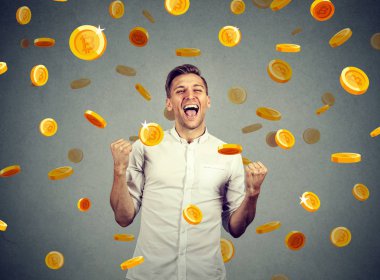 Bitcoin yağmur altında finansal başarı kutluyor mutlu bir genç adam portresi 
