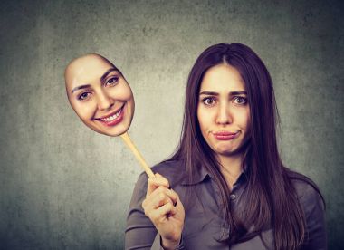 Huysuz rahatsız memnun kadın mutlu maskesi alarak 