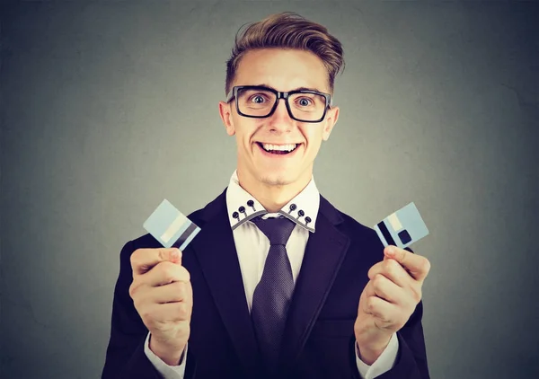 Χρέος ελεύθερο επιχείρηση άνθρωπος κρατώντας μια πιστωτική κάρτα κοπεί σε δυο κομμάτια — Φωτογραφία Αρχείου