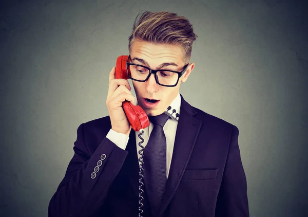 Шокированный бизнесмен разговаривает по телефону — стоковое фото